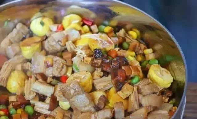 香氣撲鼻的排骨板栗燜飯，一個電飯鍋就搞定！