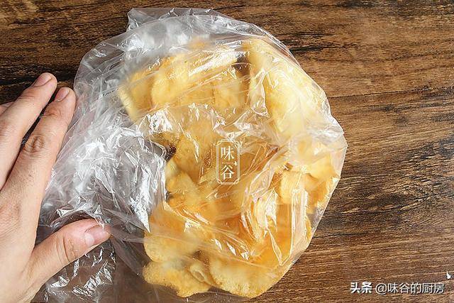 用薯片做的雞米花，你吃過嗎？香噴噴的又酥又脆，一口一個超過癮
