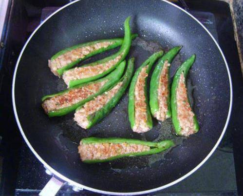 青椒別再炒肉了，教你青椒釀肉的做法，非常好吃超下飯