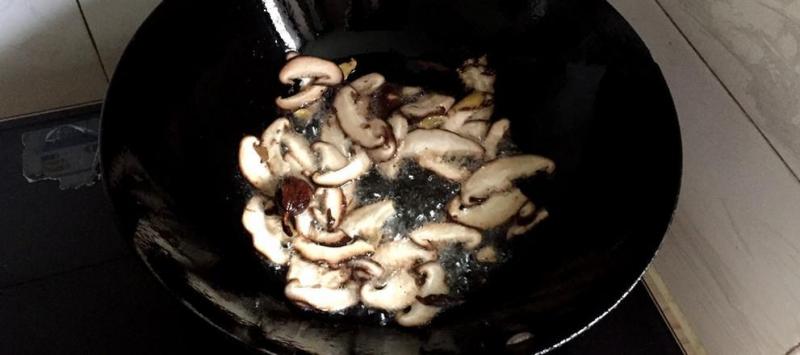 用雞腿做的黃燜雞米飯簡直太好吃了