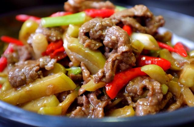 炒牛肉，應該用涼油還是熱油？很多人用錯，難怪牛肉嚼不動