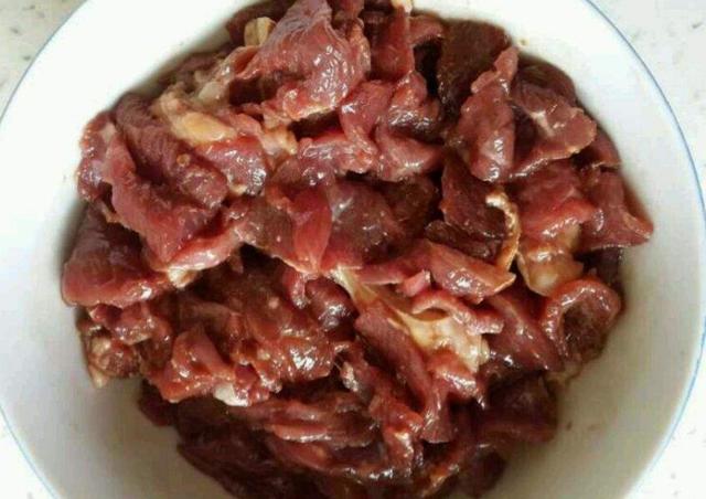 炒牛肉，應該用涼油還是熱油？很多人用錯，難怪牛肉嚼不動