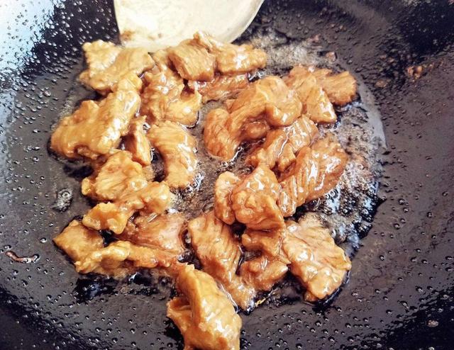 炒牛肉，應該用涼油還是熱油？很多人用錯，難怪牛肉嚼不動