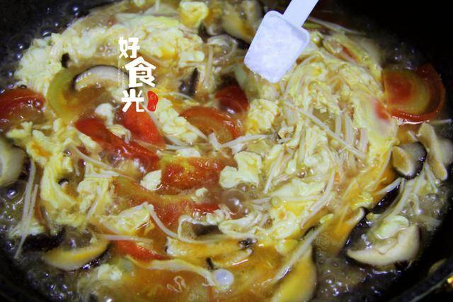 番茄+金針菇，煮一鍋湯，好吃又營養，減脂吃不胖，一周輕鬆瘦3公斤 