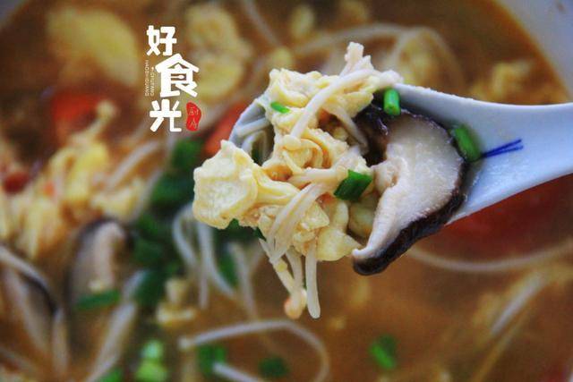 番茄+金針菇，煮一鍋湯，好吃又營養，減脂吃不胖，一周輕鬆瘦3公斤 