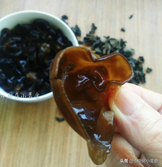 木耳有營養，炒木耳切記這樣下鍋，安全不會燙傷