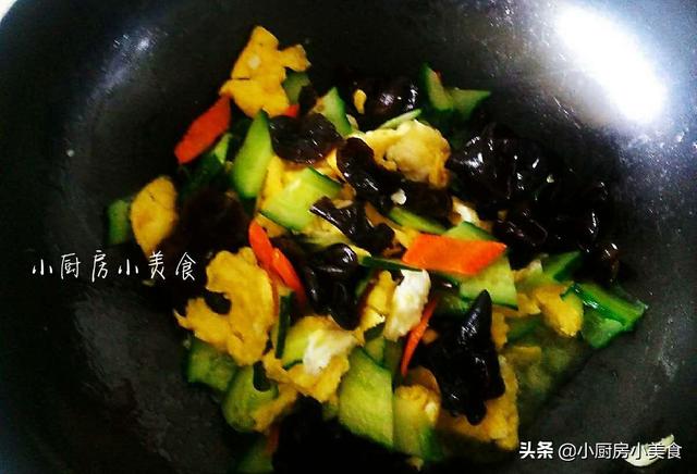 木耳有營養，炒木耳切記這樣下鍋，安全不會燙傷