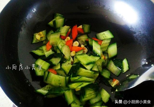 木耳有營養，炒木耳切記這樣下鍋，安全不會燙傷