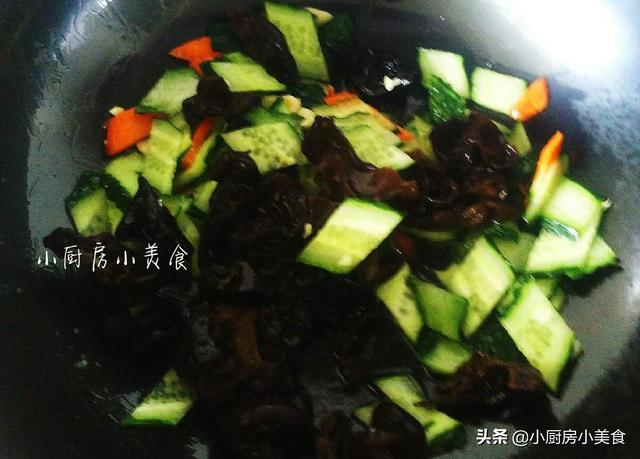 木耳有營養，炒木耳切記這樣下鍋，安全不會燙傷