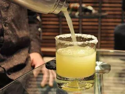為什麼雞尾酒的杯子會有鹽邊，這個小秘密你知道嗎？