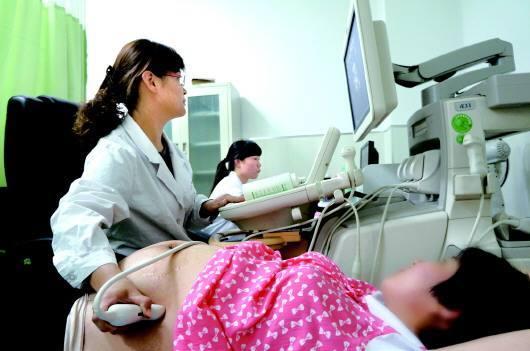 62歲女子嫁給26歲帥小夥，8個月後宣布懷孕，醫生直言：這不可能