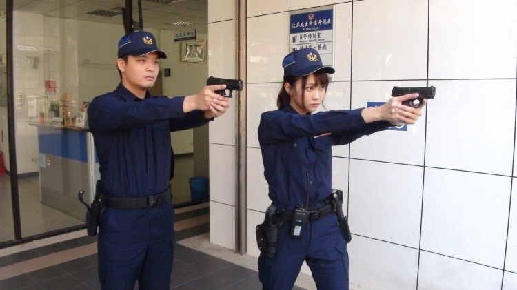 全國警察換新制服！驚見「天菜女警」撞臉「暗黑女神」網友：警界三上悠亞