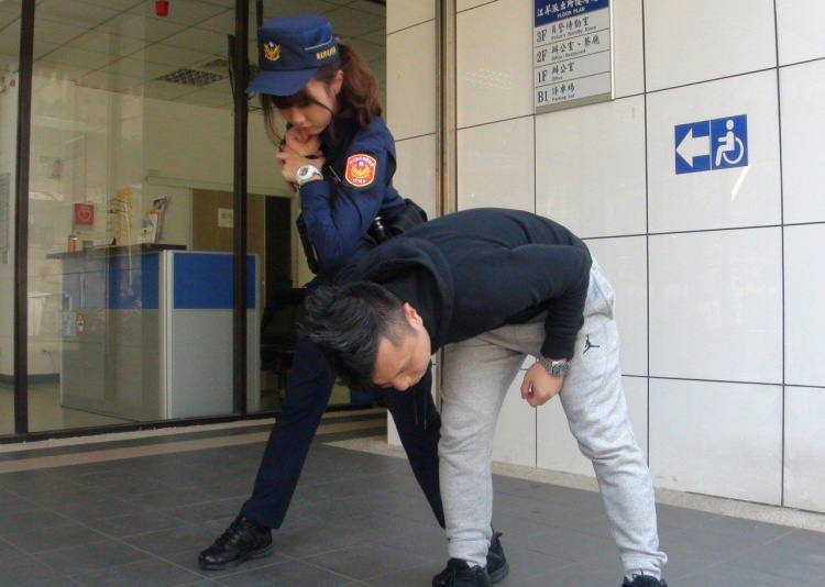 全國警察換新制服！驚見「天菜女警」撞臉「暗黑女神」網友：警界三上悠亞