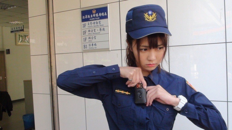 全國警察換新制服！驚見「天菜女警」撞臉「暗黑女神」網友：警界三上悠亞