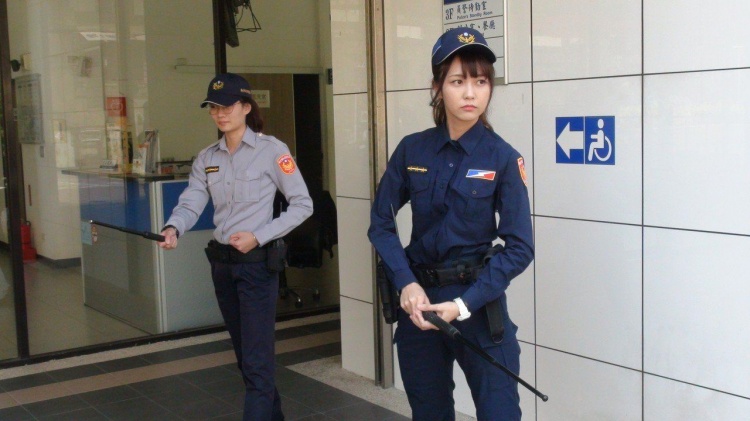 全國警察換新制服！驚見「天菜女警」撞臉「暗黑女神」網友：警界三上悠亞