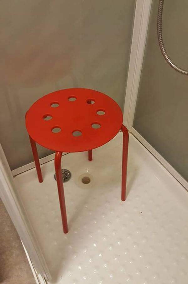 蛋蛋卡在IKEA圓凳！　挪威男洗澡遭椅縫「夾蛋」　客服的回應讓全網笑哭 