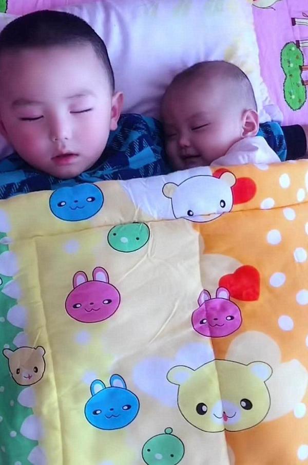 哥哥摟著淘氣妹妹睡著後，媽媽掀開被子一看，心裡美卻鼻子發酸