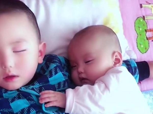 哥哥摟著淘氣妹妹睡著後，媽媽掀開被子一看，心裡美卻鼻子發酸