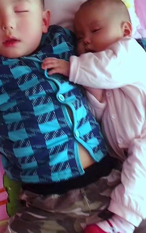 哥哥摟著淘氣妹妹睡著後，媽媽掀開被子一看，心裡美卻鼻子發酸