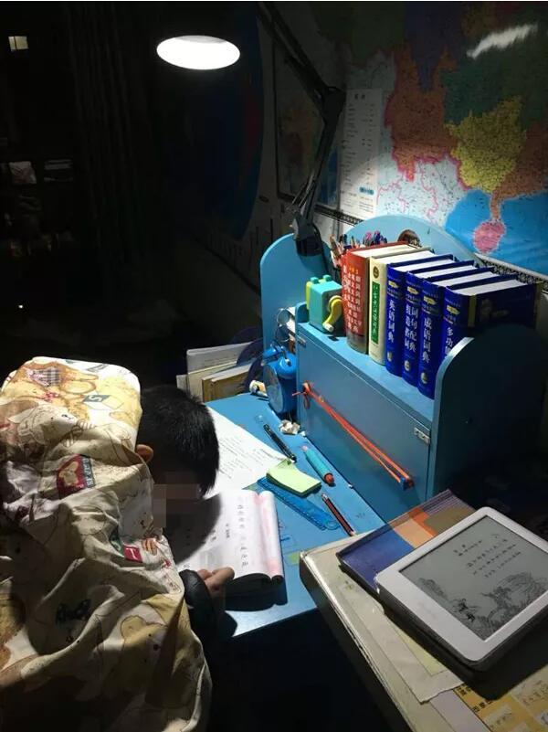 數學85分卻倒數第2，小5生考卷被蓋「藍色兔兔章」，媽媽一看驚覺「台灣教育出問題」：小學生心很累