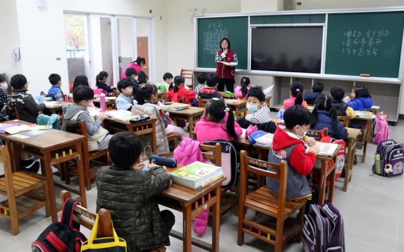 數學85分卻倒數第2，小5生考卷被蓋「藍色兔兔章」，媽媽一看驚覺「台灣教育出問題」：小學生心很累