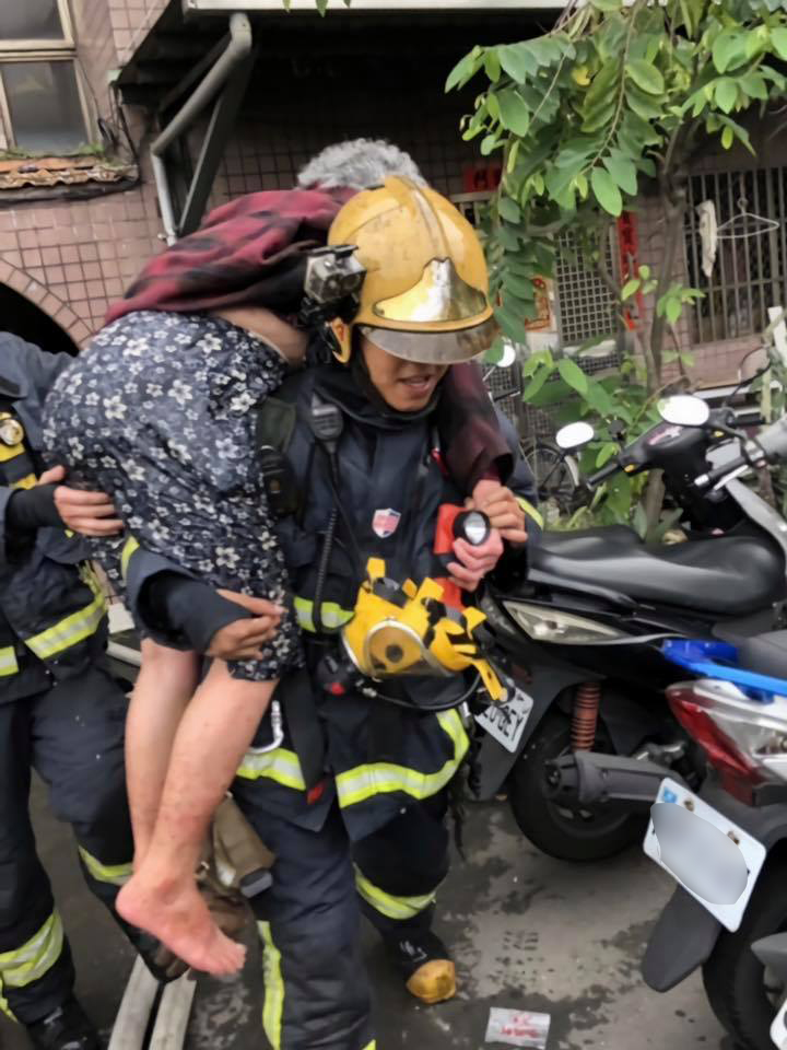 單手抱1歲嬰衝出火場！　帥警身影破萬人讚：髒頭盔是英雄榮耀的徽章 