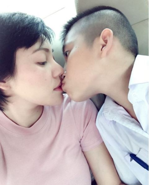 辣媽曬母愛「嘴對嘴親13歲兒子」，PO照「晚上讓兒子一起入睡」網怒轟