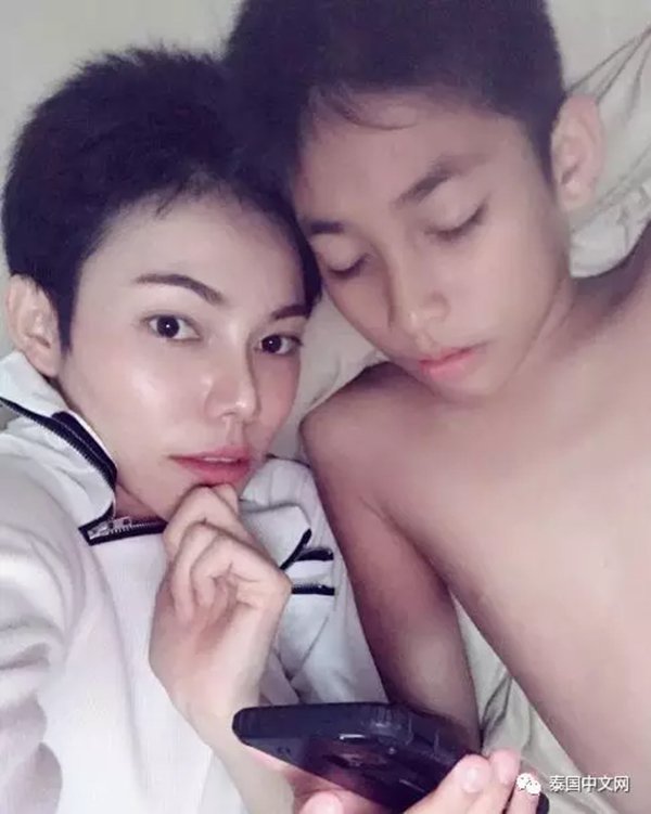 辣媽曬母愛「嘴對嘴親13歲兒子」，PO照「晚上讓兒子一起入睡」網怒轟