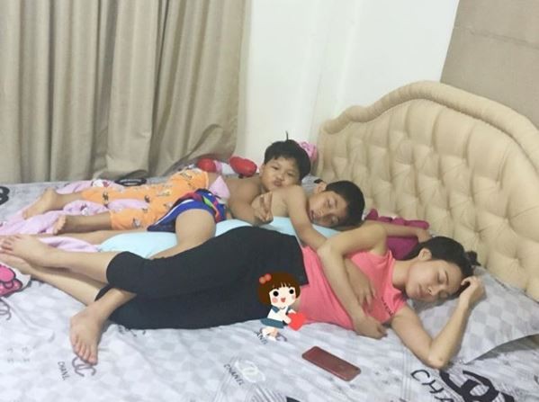 辣媽曬母愛「嘴對嘴親13歲兒子」，PO照「晚上讓兒子一起入睡」網怒轟
