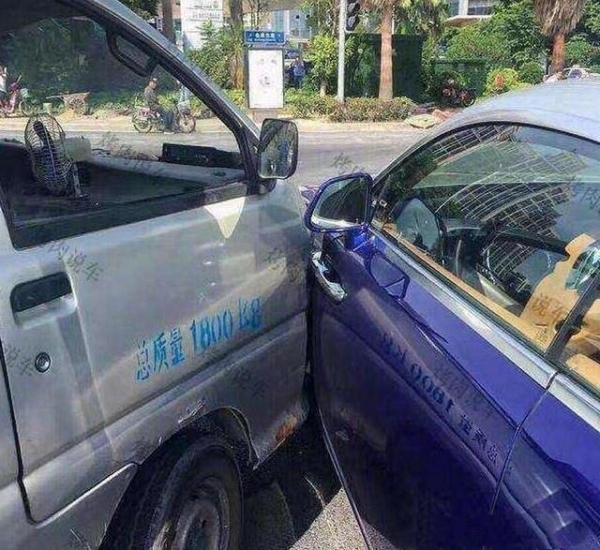 兩車相撞，麵包車上的一個標誌，嚇壞450萬的勞斯萊斯車主！差點棄車而逃！