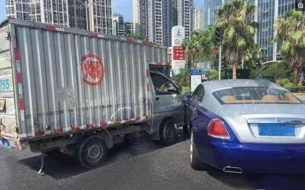 兩車相撞，麵包車上的一個標誌，嚇壞450萬的勞斯萊斯車主！差點棄車而逃！