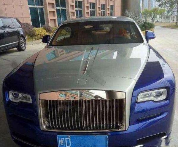 兩車相撞，麵包車上的一個標誌，嚇壞450萬的勞斯萊斯車主！差點棄車而逃！