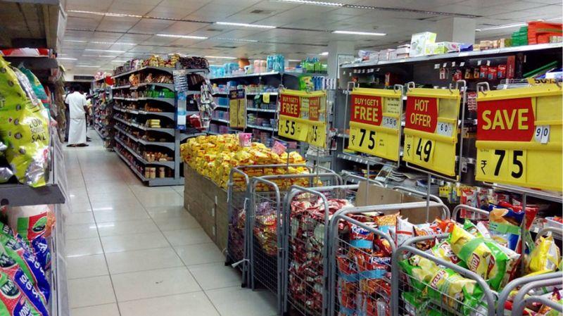 七爺八爺買菸！他看監視器嚇壞…對空氣結帳