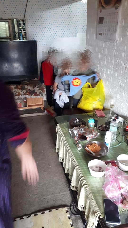 單親媽哽咽沒錢吃飯「4個孩子一直喊餓」　霸氣哥點整桌菜：不能餓到小孩！ 