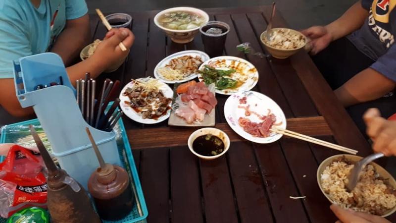 單親媽哽咽沒錢吃飯「4個孩子一直喊餓」　霸氣哥點整桌菜：不能餓到小孩！ 