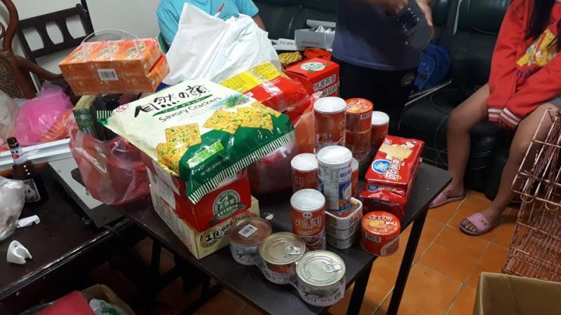 單親媽哽咽沒錢吃飯「4個孩子一直喊餓」　霸氣哥點整桌菜：不能餓到小孩！ 