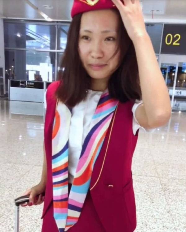空姐睡過頭「來不及化妝」被罵：這樣怎麼上飛機？ 5分鐘後她「完妝亮麗歸來」讓眾人全看傻