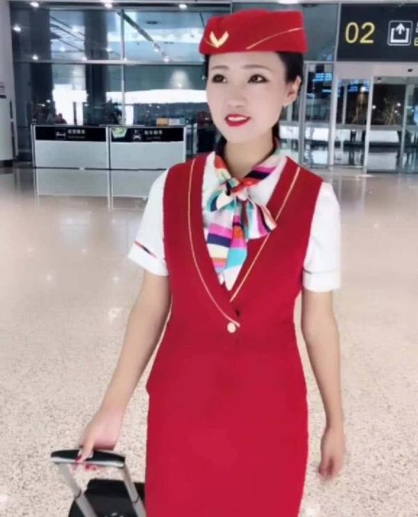 空姐睡過頭「來不及化妝」被罵：這樣怎麼上飛機？ 5分鐘後她「完妝亮麗歸來」讓眾人全看傻