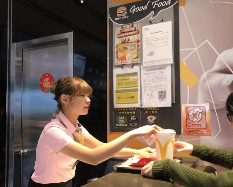 麥當勞紅黃塑膠吸管走入歷史，「新杯蓋曝光」網友突破盲點：這樣真的有比較環保？