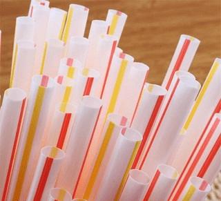 麥當勞紅黃塑膠吸管走入歷史，「新杯蓋曝光」網友突破盲點：這樣真的有比較環保？
