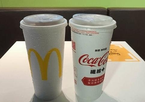 麥當勞紅黃塑膠吸管走入歷史，「新杯蓋曝光」網友突破盲點：這樣真的有比較環保？