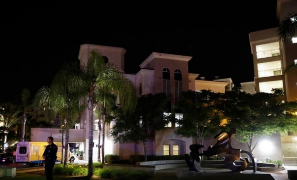女兒鬧著不想活了，75歲老媽媽報警求助，不料警察趕到後卻將母女擊斃！