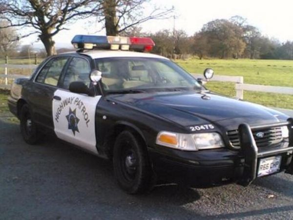 女兒鬧著不想活了，75歲老媽媽報警求助，不料警察趕到後卻將母女擊斃！