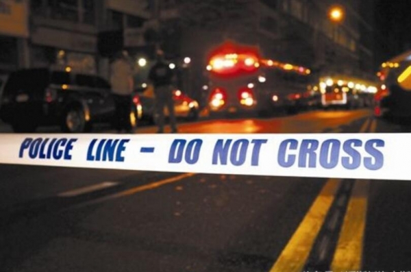 女兒鬧著不想活了，75歲老媽媽報警求助，不料警察趕到後卻將母女擊斃！
