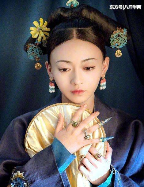 什麼清朝后妃要戴指甲套？不光是為了美觀原因「和後宮內鬥有關」 一碰到就會沒命的...