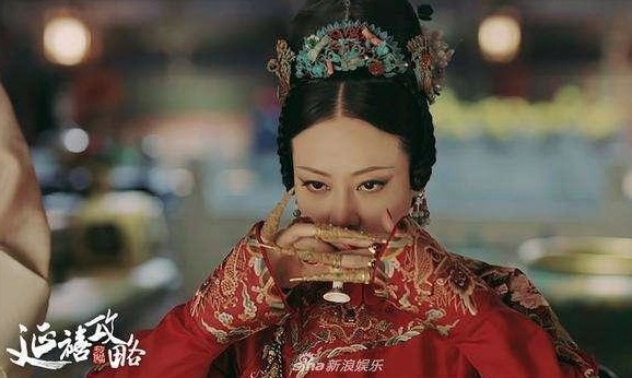 什麼清朝后妃要戴指甲套？不光是為了美觀原因「和後宮內鬥有關」 一碰到就會沒命的...