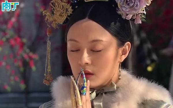 什麼清朝后妃要戴指甲套？不光是為了美觀原因「和後宮內鬥有關」 一碰到就會沒命的...