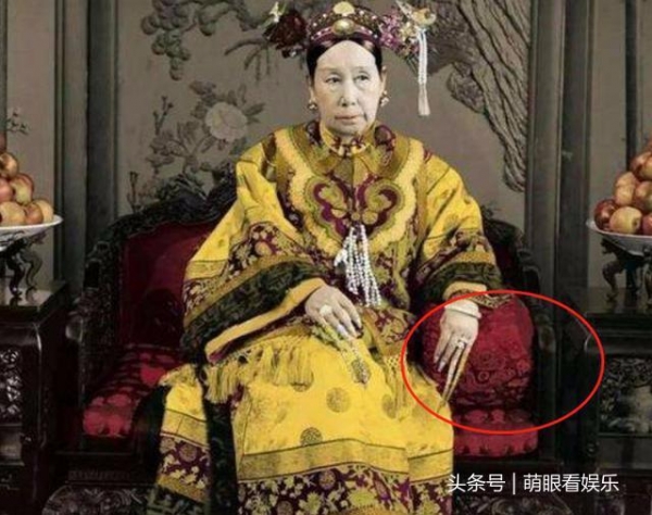 什麼清朝后妃要戴指甲套？不光是為了美觀原因「和後宮內鬥有關」 一碰到就會沒命的...