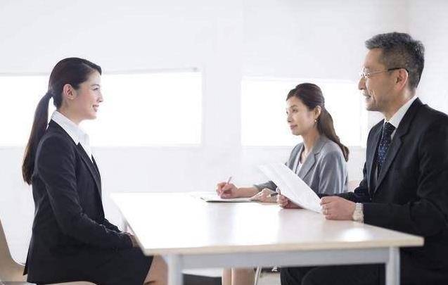 面試官：如果沙漠中有10瓶水，9瓶有毒，你怎麼辦？女孩答完就被錄取~~~