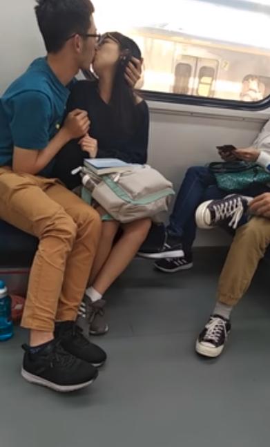 情侶搭火車狂吻！妹子埋頭苦幹簌簌叫...「爽到翻白眼」乘客全程觀戰看傻：嘴巴還含...
